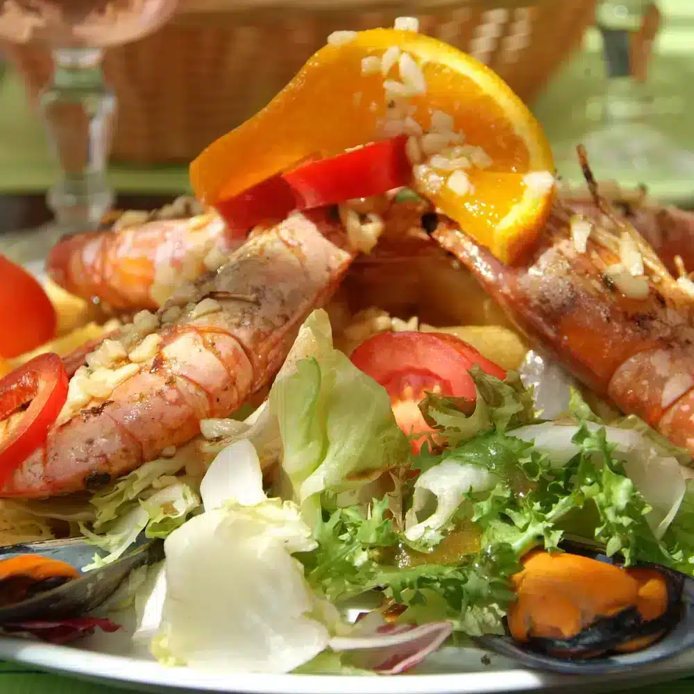 Salade de fruits de mer colorée et garnie.