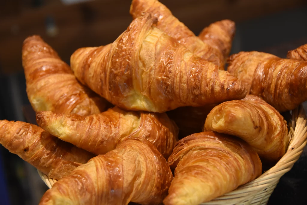 Panier de croissants dorés et croustillants.