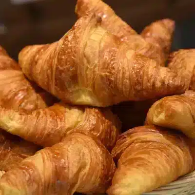 Panier de croissants dorés et croustillants.