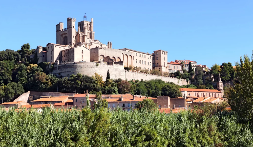 Cathédrale sur colline à Béziers, France.