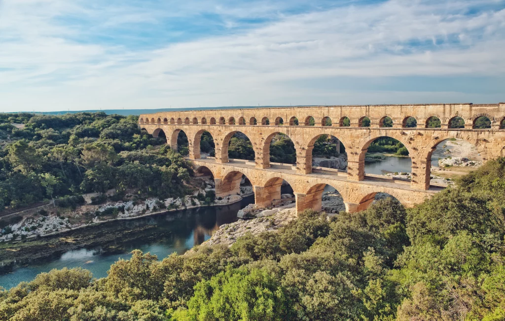 Pont du Gard au-dessus de la rivière.