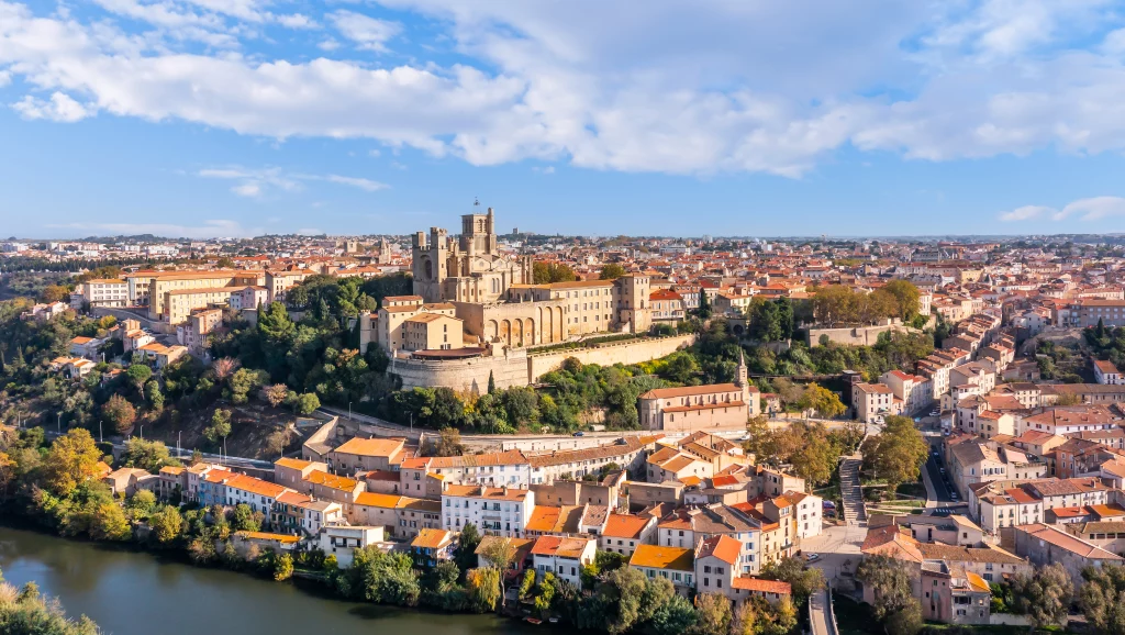 Vue aérienne de Béziers et sa cathédrale.