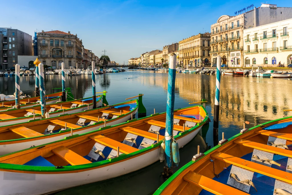 Barques colorées dans un port pittoresque.