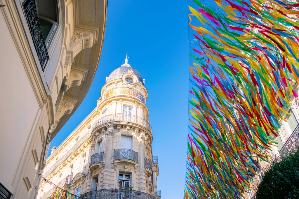 Immeuble ancien et décorations colorées.