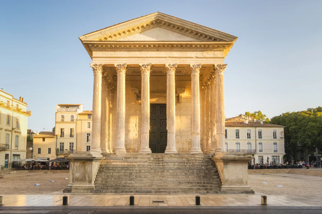 Temple romain avec colonnes à Nîmes, France.