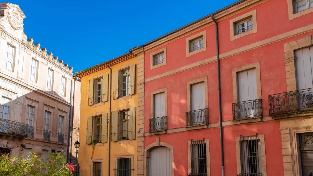 Façades colorées de maisons provençales sous le soleil.