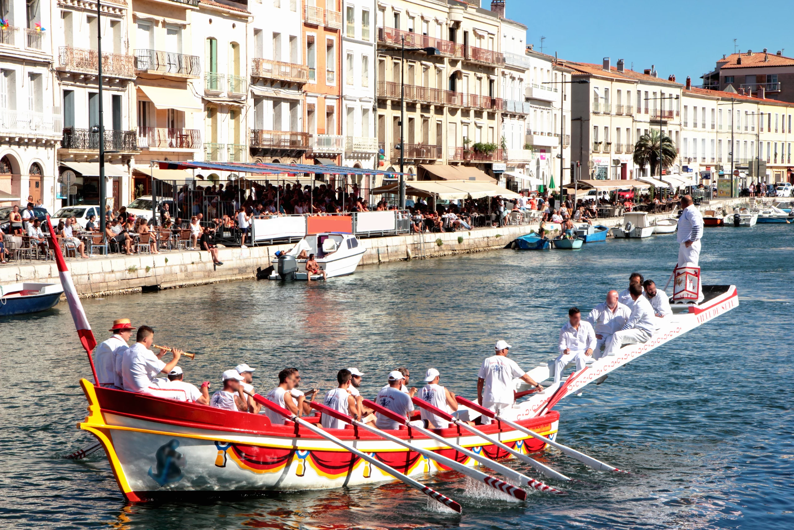 Joute nautique à Sète sous le soleil