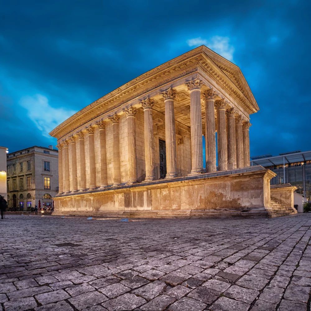 Temple romain éclairé au crépuscule