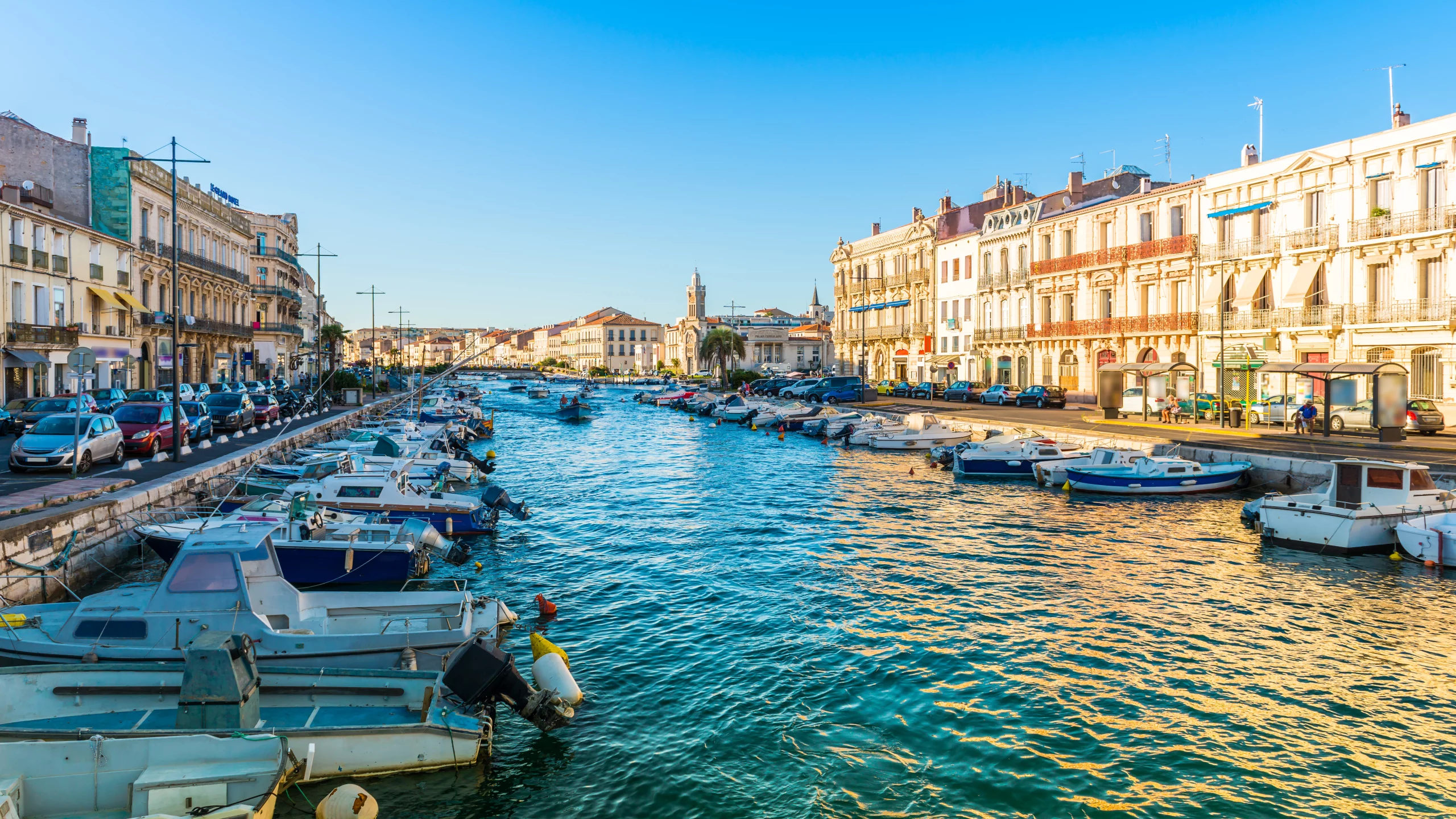 Canal avec bateaux, bâtiments anciens à Sète.