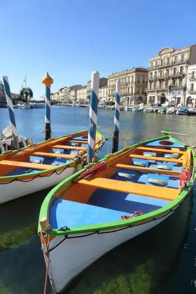 Canal avec bateaux colorés à quai.