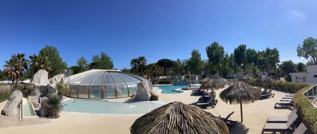 Piscine extérieure avec toboggan et transats